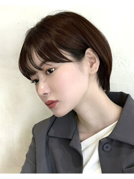 アフロート ルヴア(AFLOAT RUVUA) 〔岩田莉奈〕40代50代お洒落な白髪染ショートボブ新宿ケアカラー