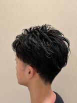ウミト(Umito)&nbsp;黒髪ニュアンスパーマ×フェードショート