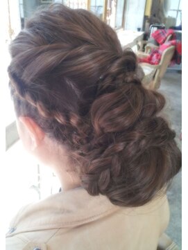 ミルシー(millci) 『millci』 ☆外国人風☆編みこみシニヨンアレンジ