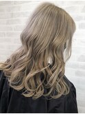 ダメージレスなブリーチ仕上げのハイトーンブロンドベージュ!