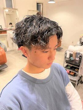 アンティコ(Antico) ツイストスパイラルモテ髪束感センターパートマッシュショート