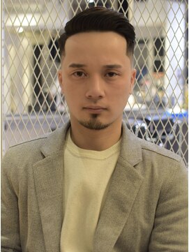 スワッグバーバースタジオ(SWAG BARBER STUDIO) サイドパートスキンフェード