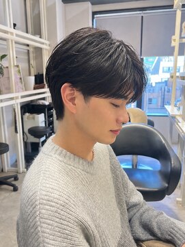 ディーエックス スリー(Dxxxx III) 韓国風センターパート ニュアンスパーマ テーパーフェード