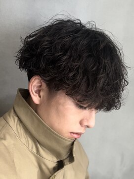 フィフス トウキョウ (fifth TOKYO) センターパートツイストスパイラルパーマツーブロックメンズヘア