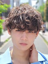 原宿センターパートウルフカットシャドウパーマゆるめ黒髪 20代