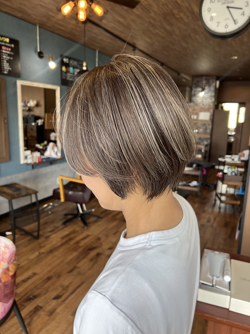 白髪ぼかしハイライト×デザインカラー×ミルクティーベージュ
