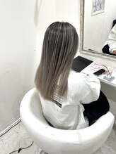 白髪を目立たせず、若々しい印象を作りたい方は《ベージュ系》のバレイヤージュがオススメ！