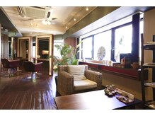 広々とした落ち着いた空間でゆったりと過ごせます