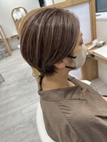 アドラーブル ココロ 新潟(adorable CoCoLo) 40代50代小顔◎白髪ぼかしハイライト×ひし形ショート