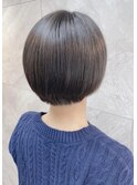 大人可愛い小顔ワンサイドショートボブ丸み前下がり