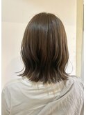 オリーブベージュで抜け感をプラス!!外ハネミディ