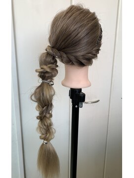 アヴソリューク(Absoluk) サイドポニーテール