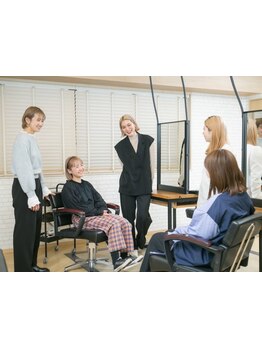 女性目線で提案。落ち着いた女性スタイリスト多数在籍。丁寧な施術で、大人女性から支持されるサロン