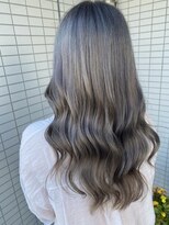 エンリー(ENlee)&nbsp;【川瀬莉穂】ダブルカラーでグレーに◎