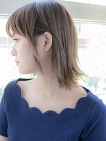 ルティア(Lutia) 柔らかアッシュベージュ 切りっぱなし外はねボブ