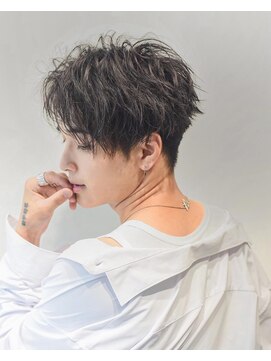 リップス レイ ギンザ(LIPPS Ray GINZA) 前下がりセンターパートツーブロック刈り上げ