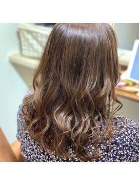 シアン(CyAN) ブラウンベージュ