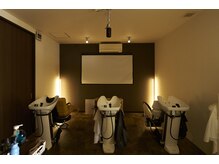 シャンプーブースは落ち着いた雰囲気でリラックスタイムを…