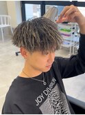金メッシュツイストパーマ/MEN’S HAIR/刈り上げマッシュ