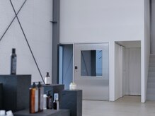ビーヒアナウ N゜03 金沢駅西店(BE HERE NOW)の雰囲気（外光がやさしく差し込む開放感のある店内。非日常な特別感を＊）