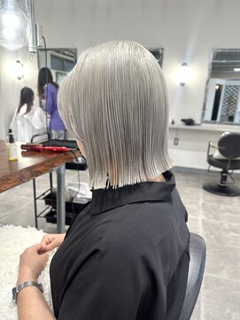 ホリー(HOLLY) 切りっぱなしボブ×ホワイト