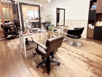 ヘアー リノリノ(hair Lino Lino)の写真/駐車場3台完備。木の温もりを感じる落ち着いた雰囲気♪子育てやお仕事を頑張る方に癒しのサロンタイムを。