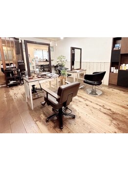 駐車場3台完備。木の温もりを感じる落ち着いた雰囲気♪子育てやお仕事を頑張る方に癒しのサロンタイムを。