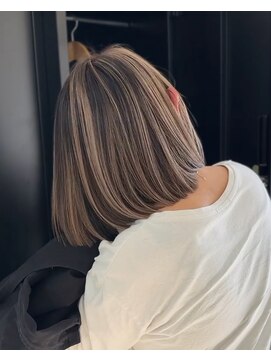 ビビッド(vivid) きりっぱなしバレイヤージュボブ白髪ぼかしハイライト