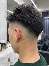 《フェードカット×七三》スタイリングのしやすさやトップのふんわり感が人気のデキる男ヘア《メンズ》