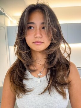 ノラ ウメダ(NORA UMEDA) 海外ヘアレイヤーカットカーテンバングインナーハイライト