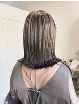 ロッカ(ROCCA)&nbsp;ホワイトグレージュモードラインハイライトボブ