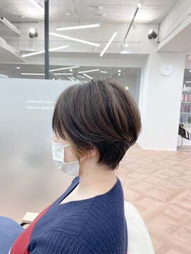 モルニ(MORNI) ショートヘア_マロンベージュ Aラインボブ かきあげ