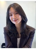 くびれミディアムロングレイヤー大人グレージュ顔まわりカット