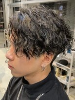 センターパートツイストスパイラルパーマ刈り上げメンズパーマ