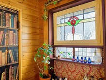 ステンドグラスの柔らかい光に癒されます♪