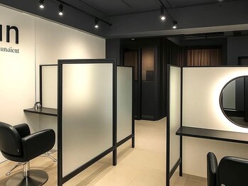 ユニー(uniii)の写真/こだわりのインテリアに囲まれた上質な空間。周りを気にせず、心ゆくまで特別なサロンタイムを過ごせます。