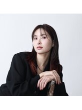 暗すぎず、明るすぎない“大人の絶妙カラー”。