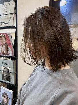 ペネロープ(Penelope) 外ハネ長め前髪レイヤーボブ/アッシュ系