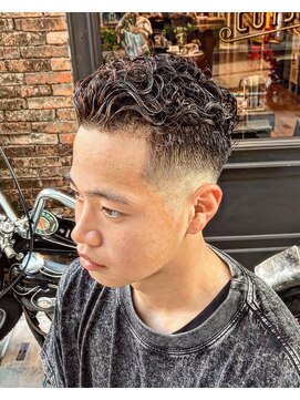 フォーコーナーズ(Four Corners) スキンフェード/バーバー/刈り上げ／スパイラルパーマ/