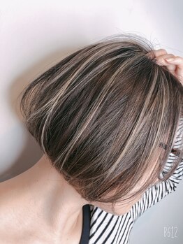 シーデン(C-den)の写真/“ハイライト”を入れたカラーで立体感のあるスタイルの実現。白髪をいかした【大人女性の魅力】を演出