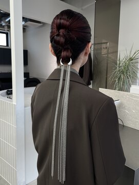 ステン(sten) ボルドー/赤髪/ブリーチなしダブルカラー/タイトヘア/お呼ばれ