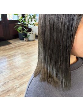 オリーブベージュ