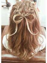 ダブル ヒッチ ヘア(W Hitch hair)&nbsp;ウォーターホールリボンアレンジ