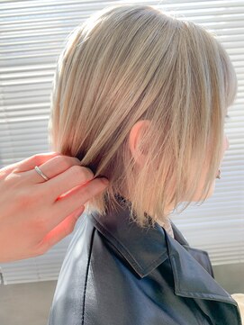 テトヘアー(teto hair) プラチナブロンド、ホワイトブロンド、前下がりボブ