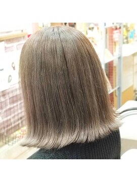 ヘアーデザインルアナ(Hair design Luana.) 【植田修平】パツっと外ハネのグレージュ系ボブ