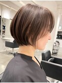横浜西口白髪染めショートヘアタッセルボブミルクティーベージュ