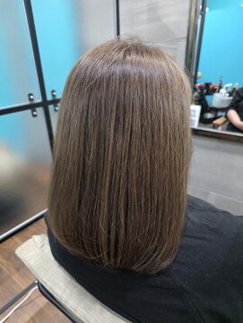 ミッケ バイ ミラーズ(Mikke by Miroirs) イノアカラーで白髪ぼかし