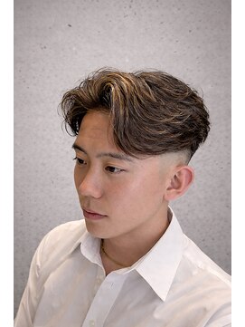 ワンワンオー バーバーショップ 長浜店(@110 BARBER SHOP) ハイトーン × フェードで創る、唯一無二の存在感