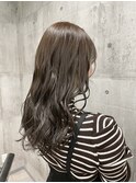 グレージュカラーで艶髪ヘア