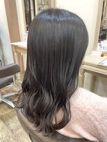 アルターリール(aL ter Rire)&nbsp;黒髪/グレーベージュ/レイヤーロング/前髪パーマ /中村郁未